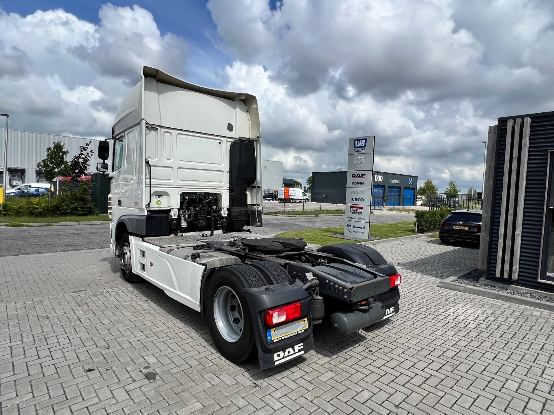 46561422-7.jpg