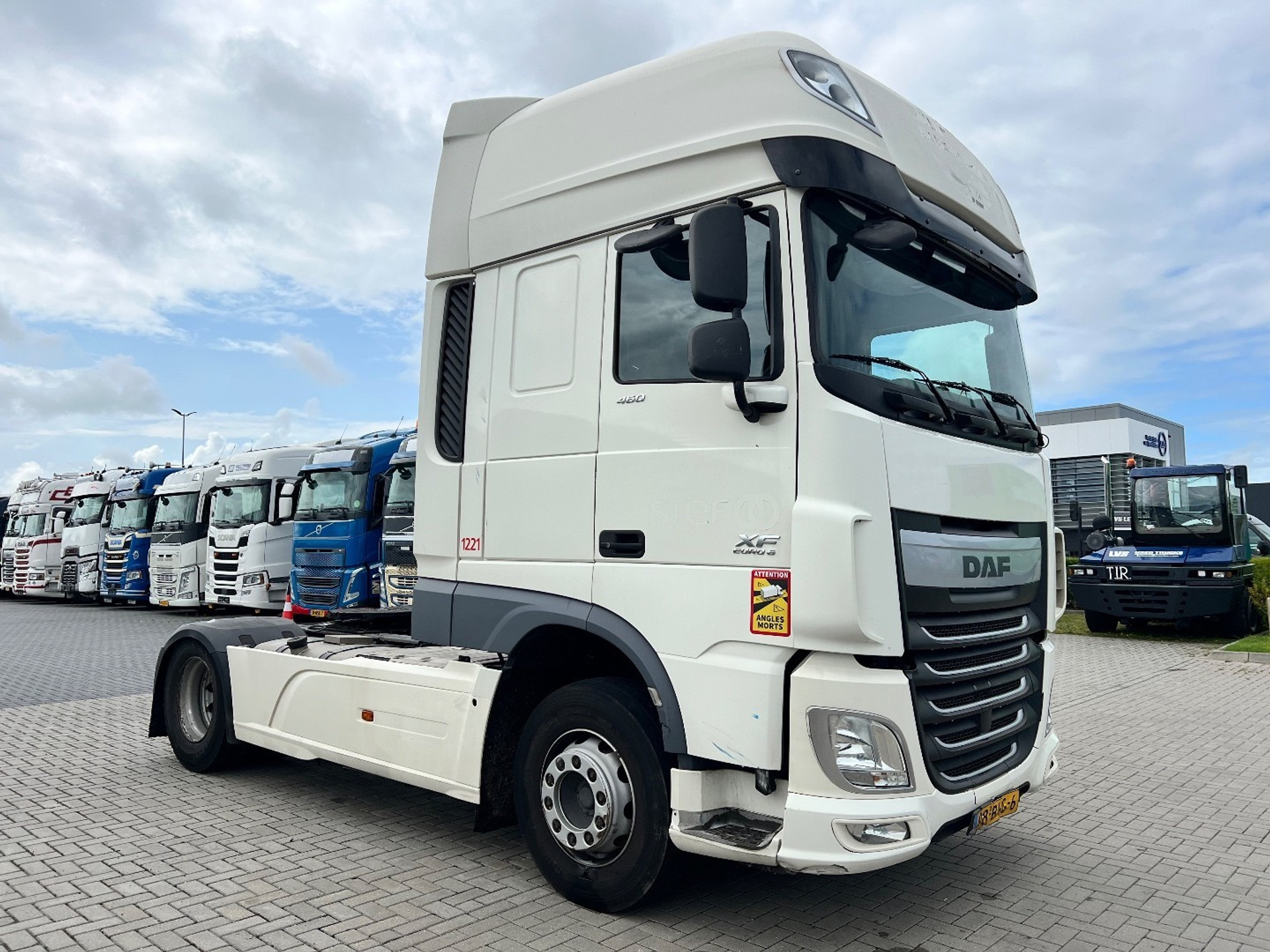 47146530-3.jpg