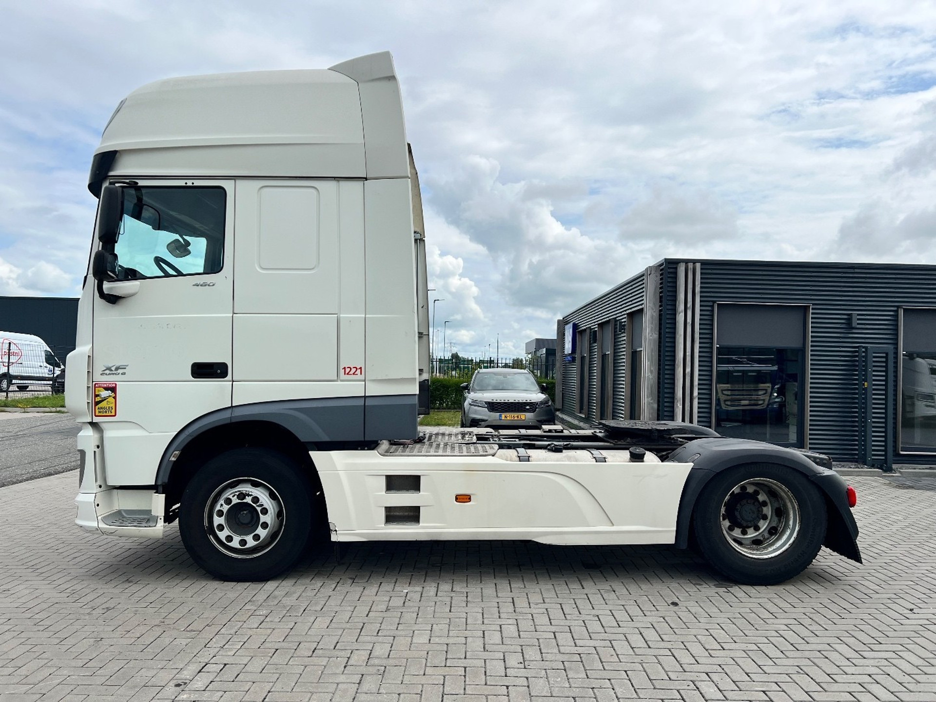 47146530-7.jpg