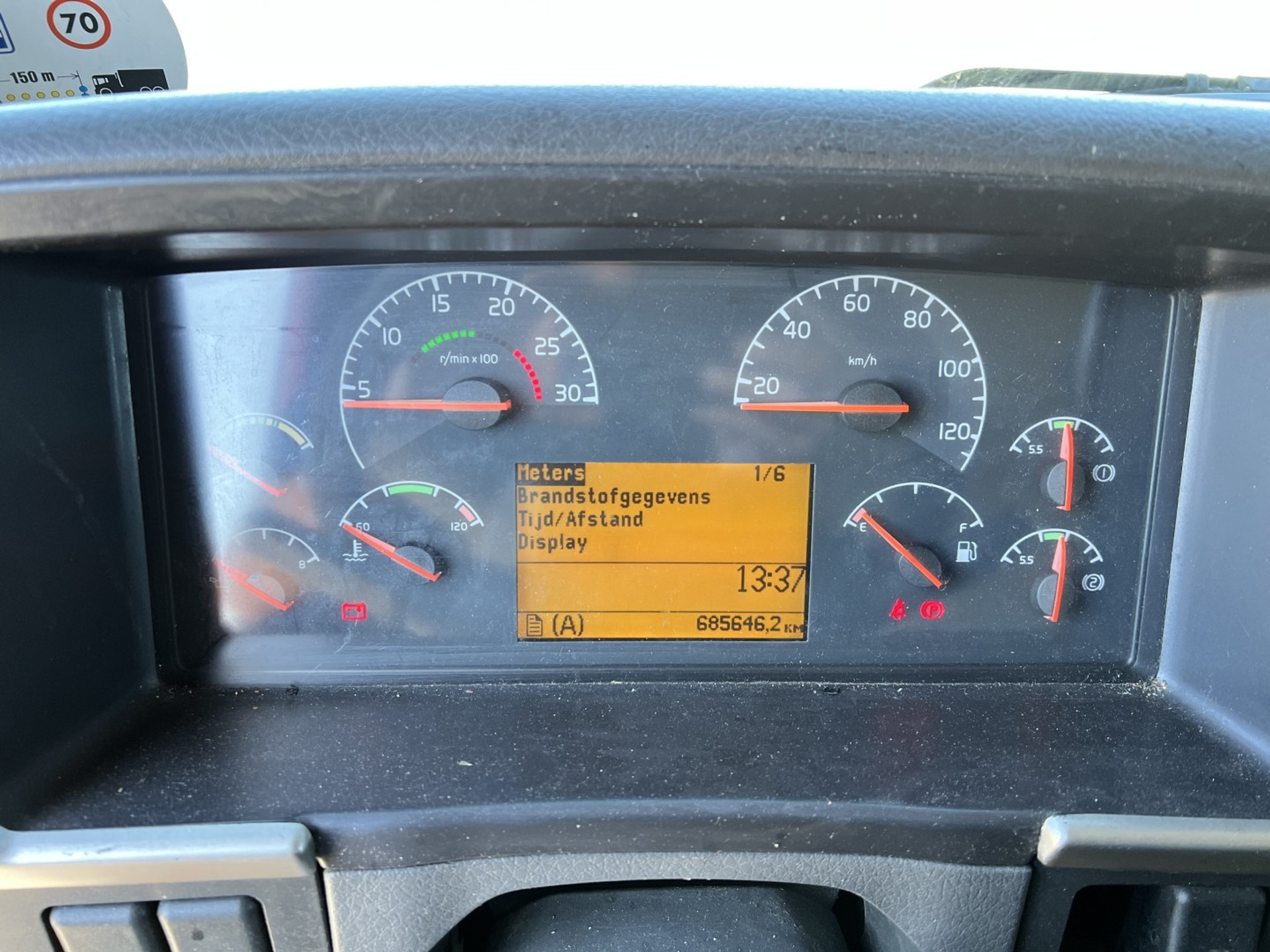 45108410-11.jpg