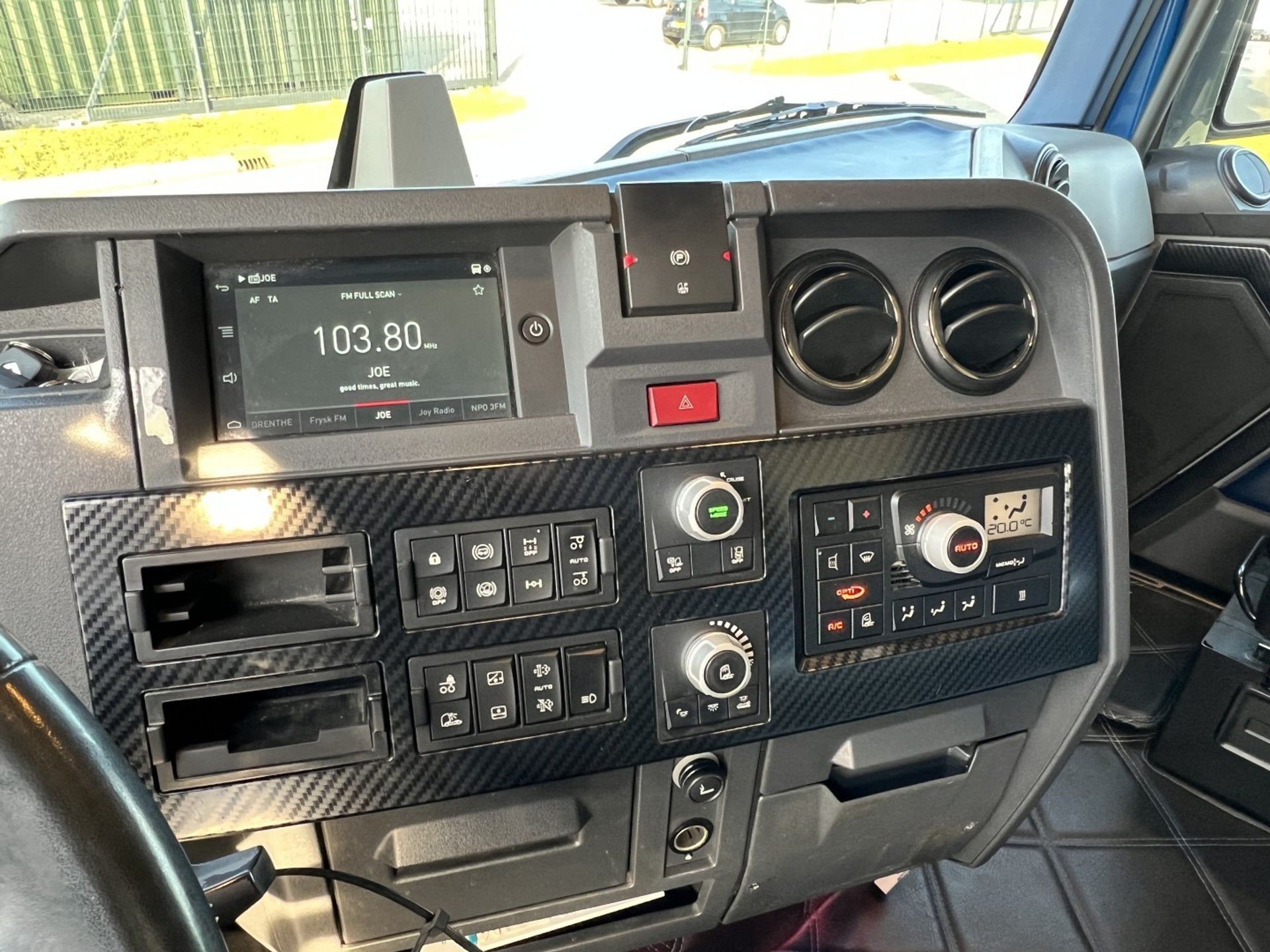 43041845-15.jpg