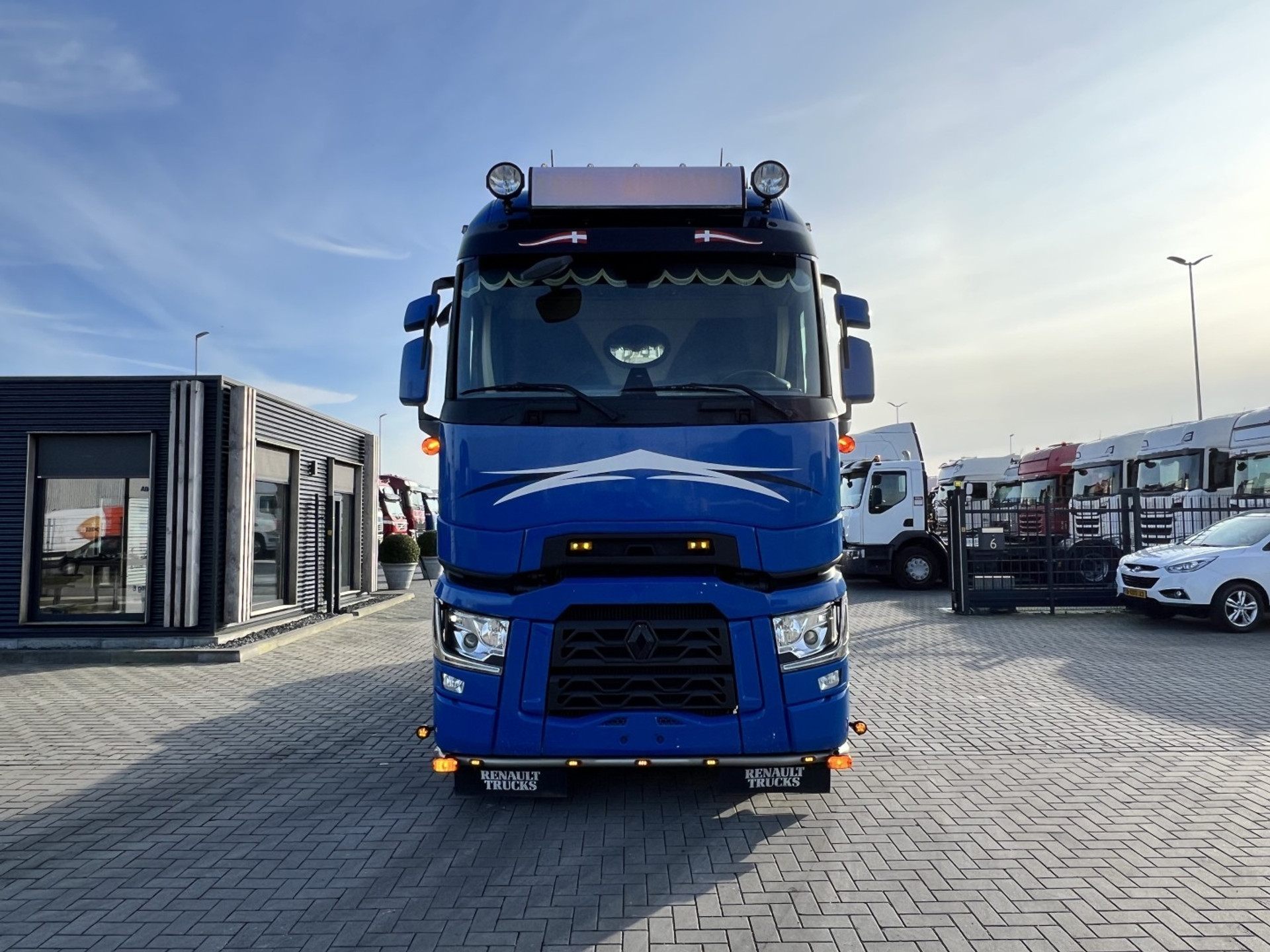 43041845-2.jpg