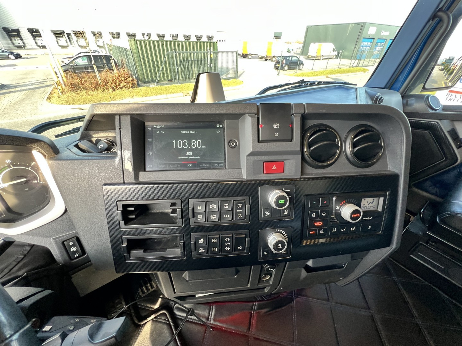 43041845-21.jpg