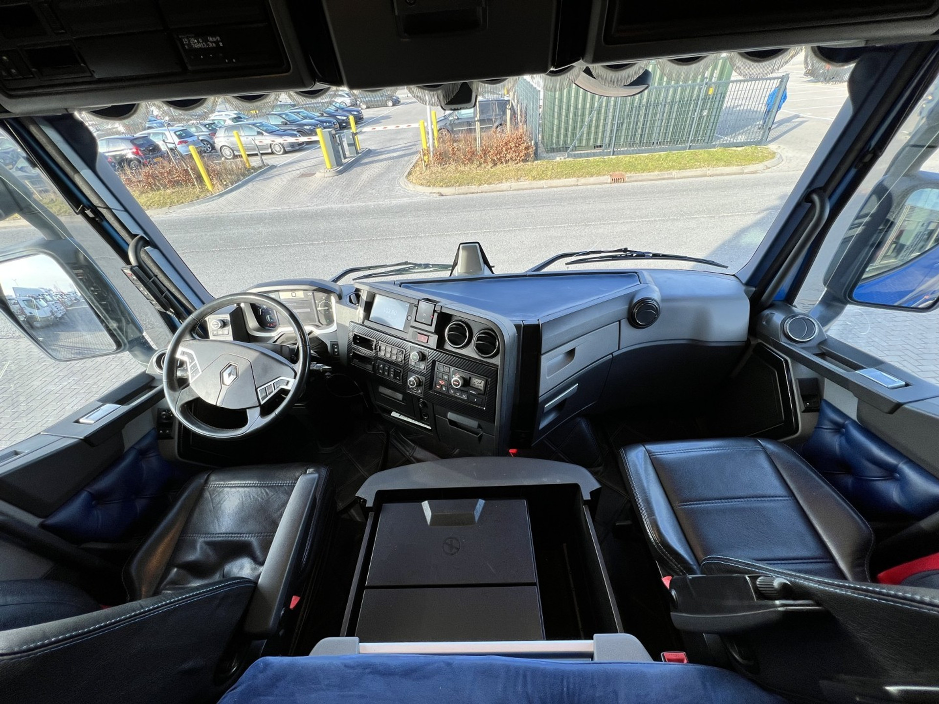 43041845-22.jpg