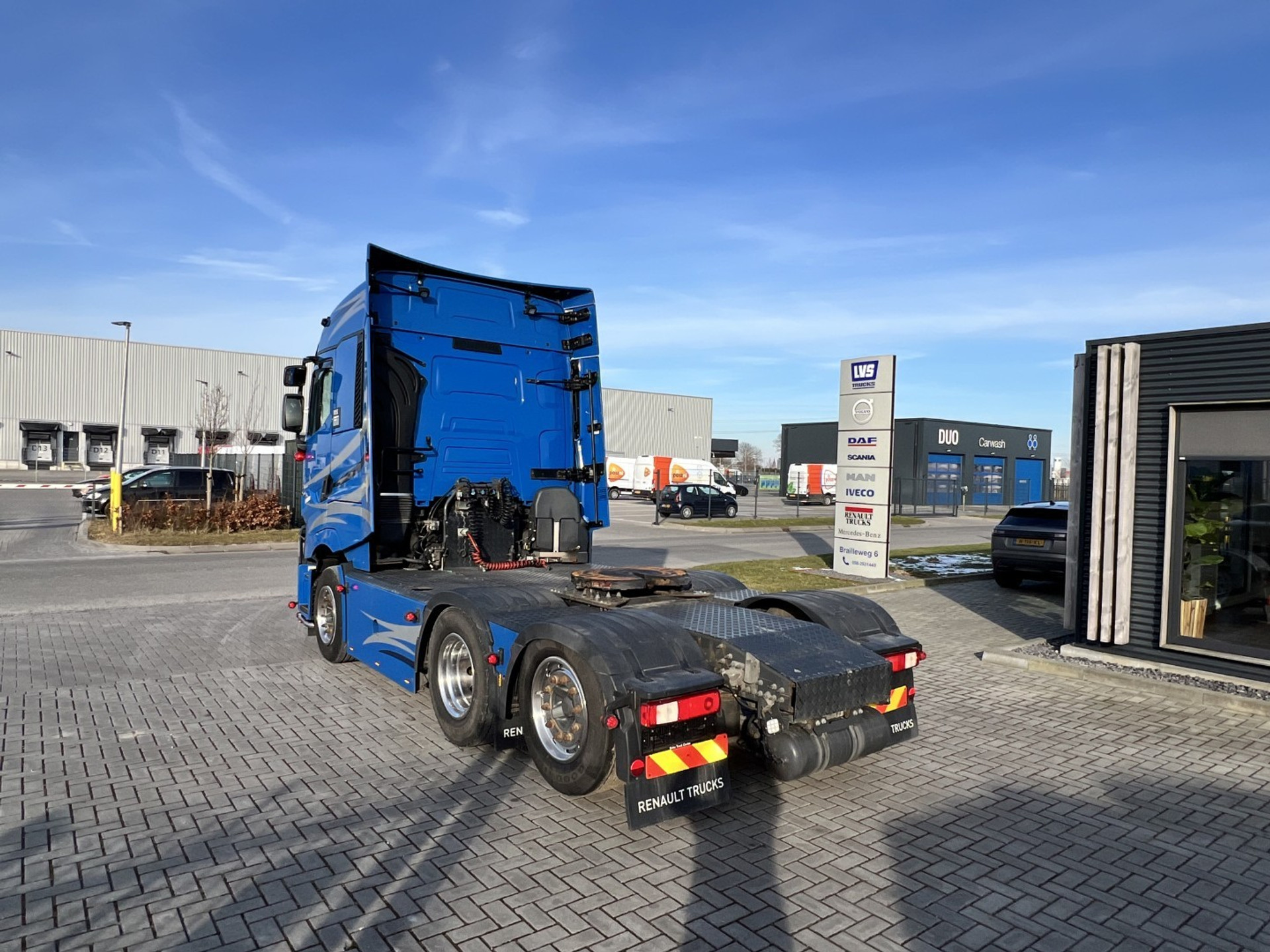 43041845-7.jpg