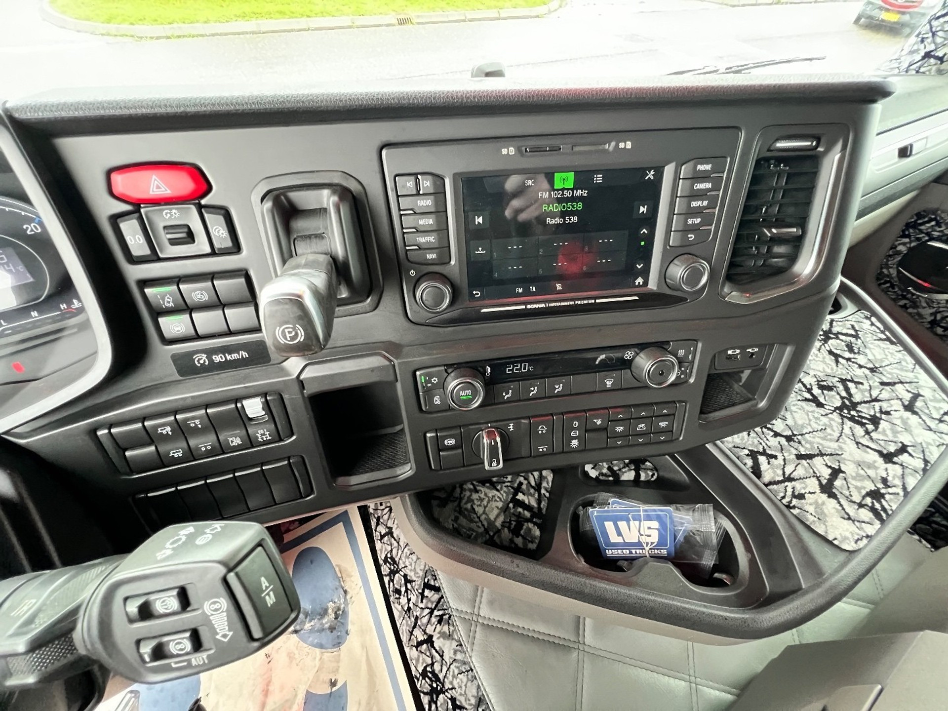 48186227-15.jpg