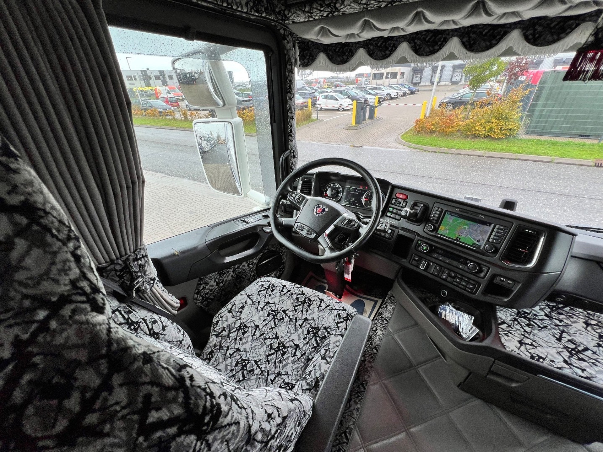 48186227-26.jpg