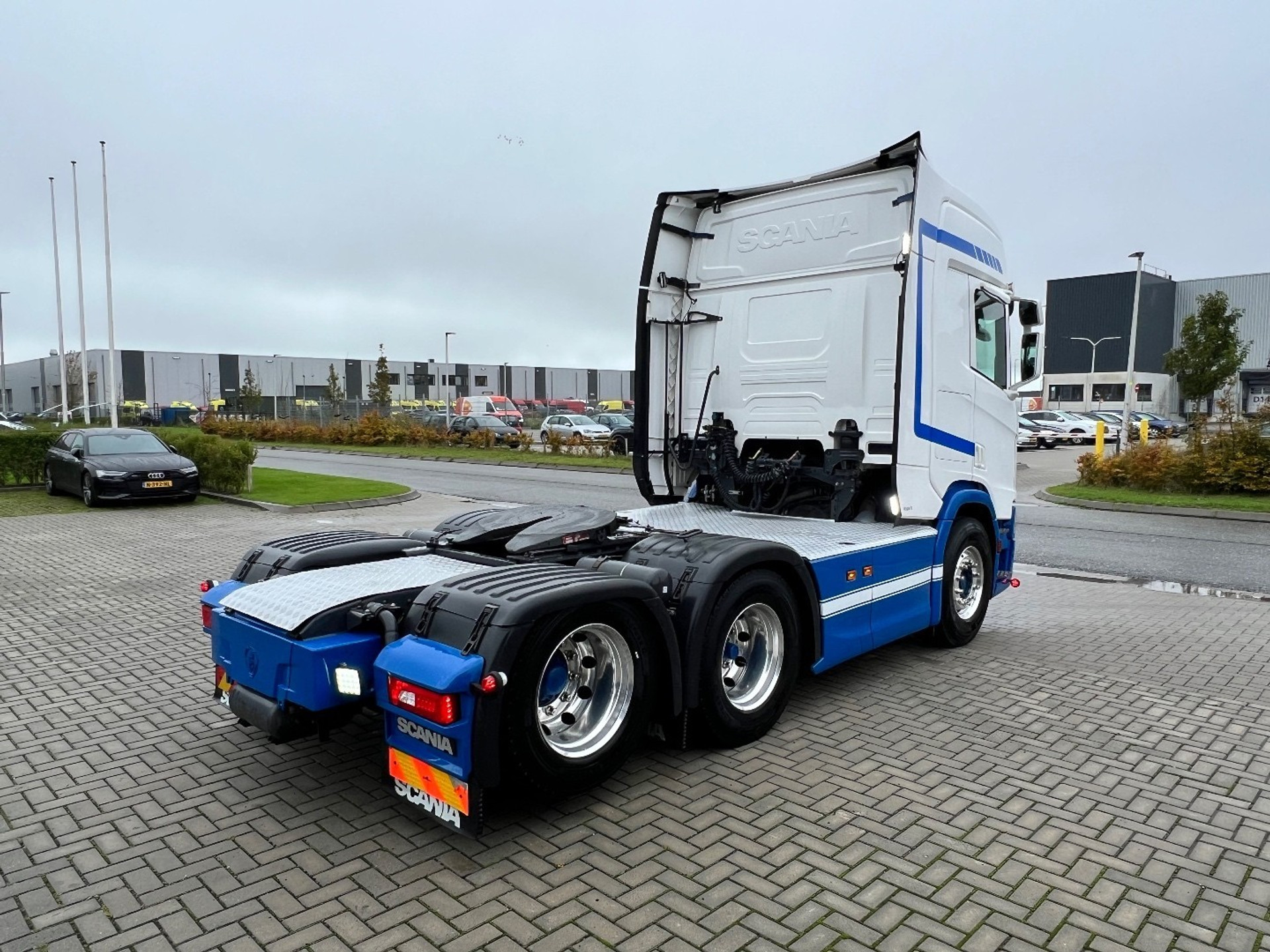 48186227-5.jpg