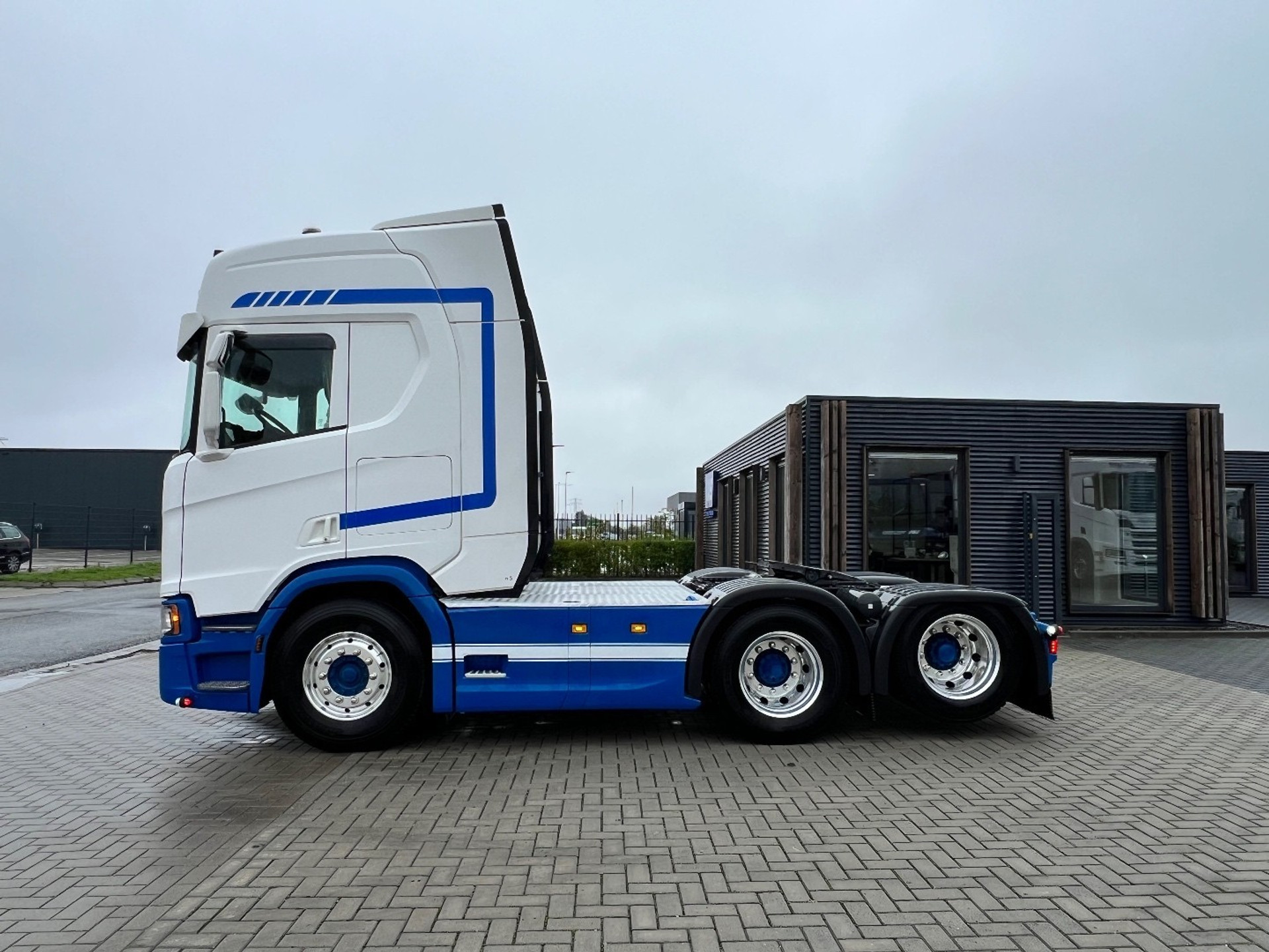 48186227-8.jpg